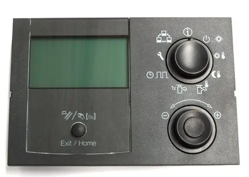 Daikin Bedieneinheit mit einem großen Display, mehreren Tasten und Drehknöpfen zur Steuerung von Heiz- oder Kühlsystemen, platziert auf einem grauen Hintergrund.